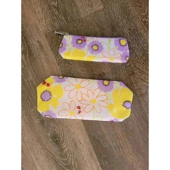 Clinique Floral Makeup Bag‎ set of 2 - Picture 2 of 3